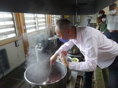 りんご草木染体験の様子②